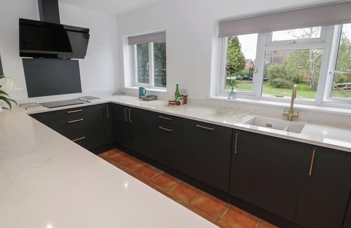 Peopleton Cabaña | HARRAN, pet friendly, with hot tub in Peopleton