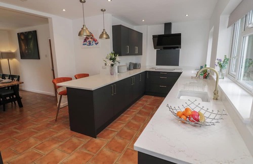 Peopleton Cabaña | HARRAN, pet friendly, with hot tub in Peopleton