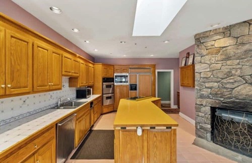 Redding Ridge Casa | Cozy Lakeside Home with 3 Fireplaces & Garage.