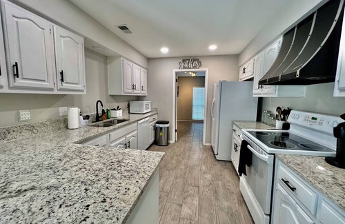 Universal City Casa | 4BR Universal City Relocation Housing W/D WiFi
