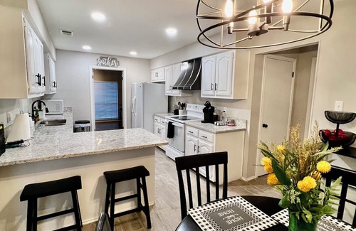 Universal City Casa | 4BR Universal City Relocation Housing W/D WiFi