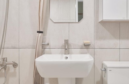 Mangwon-dong Casa | 5 minutes to Mangwon Han River Park/near Mangwon Market/Large family/14people