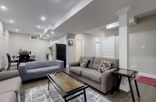 Ajax Casa | Basement SuitenWelcome to your home away from home Our private basement suite