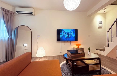 Shida Casa | 2-min walk MRT/High-speed Wi-Fi/55" smart TV/sunny balcony/Retro style