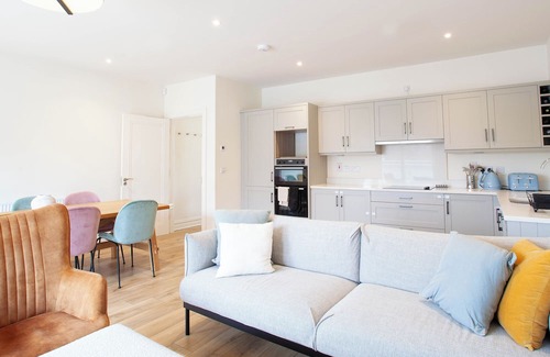 Dublin Apartamento | Modern 3BD Split-Level Home with Balcony,Dublin 16