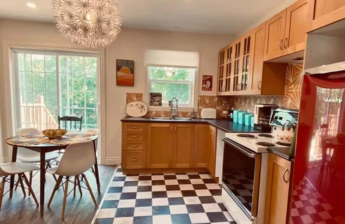 Hudson Casa | Vintage decor for a retro-chic stay in Hudson