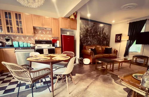 Hudson Casa | Vintage decor for a retro-chic stay in Hudson