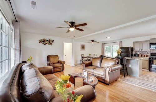 Wrens Casa | Group Getaway w/Fenced Yard & Pool Table in Wrens