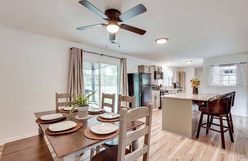 Wrens Casa | Group Getaway w/Fenced Yard & Pool Table in Wrens
