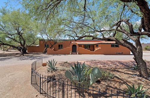 Tubac Casa | Country club living with private pool and hot tub.