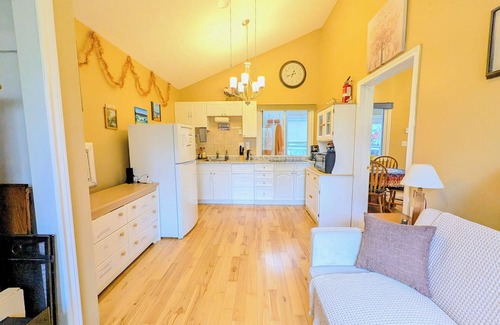 Carrying Place Apartamento | Waterfront Comfy Guesthouse, Prince Edward County