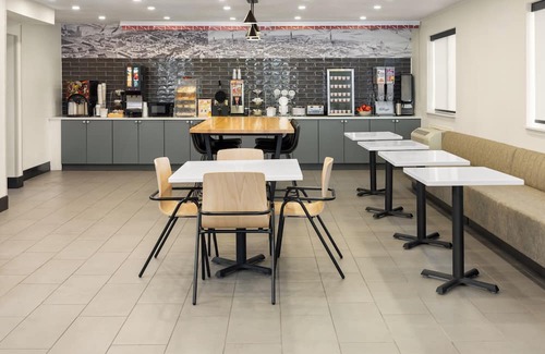 York Hotel | Clean 2 Queen-Bed Room in York just off I-83 Hershey