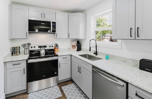 College Heights Casa | Modern Renovated 3-Bed Near Ann Arbor & Ypsilanti