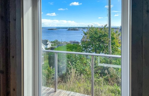 Kolbjørnsvik Casa | Lovely home in Sandviga with house sea view