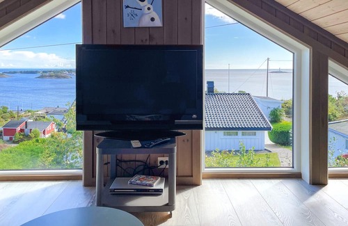 Kolbjørnsvik Casa | Lovely home in Sandviga with house sea view