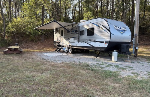 Jacob Alquiler De RV | Camper in country setting beside water, near Burning Star Wildlife area
