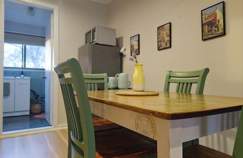 Frog Rock Apartamento | The Burrow Guest Suite at Resteasy Farmstay