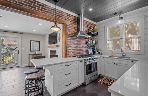Western Springs Casa | Ruby’s Retreat - 4BD/3BA+Office in Western Springs