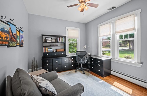Western Springs Casa | Ruby’s Retreat - 4BD/3BA+Office in Western Springs