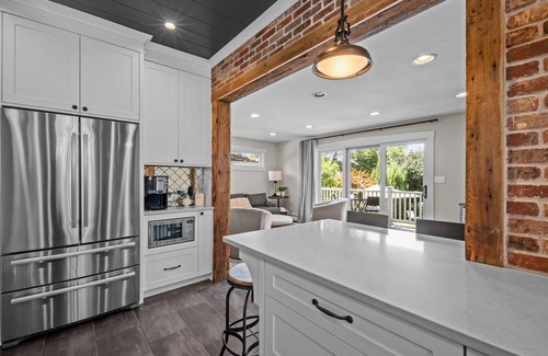 Western Springs Casa | Ruby’s Retreat - 4BD/3BA+Office in Western Springs