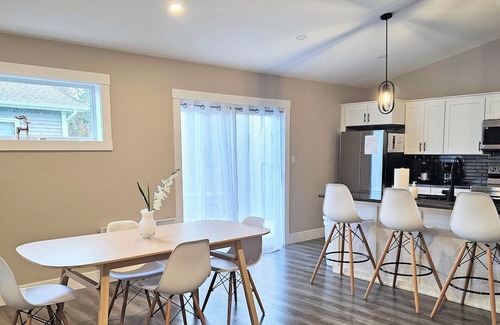 Stratford Casa | Minutes to Charlottetown - Three Bedroom, King Beds, Family friendly.
