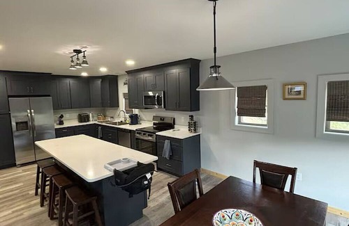 Eddyville Casa | New lake front home! Bluey on Eddy Bay is minutes from the marina!