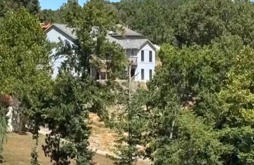 Eddyville Casa | New lake front home! Bluey on Eddy Bay is minutes from the marina!