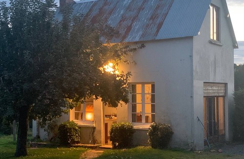 Sourdeval Cabaña | Peaceful, charming gîte in Normandy - pets welcome.