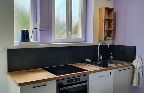 Villedieu-les-Poeles Apartamento | Fully furnished and equipped apartment in the courtyard of the Haut Manoir