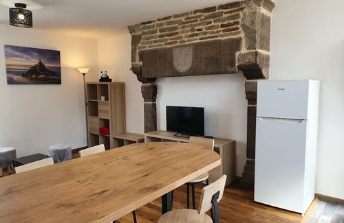 Villedieu-les-Poeles Apartamento | Fully furnished and equipped apartment in the courtyard of the Haut Manoir