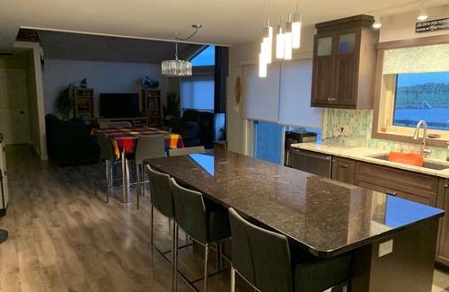 Gimli Casa | Lake Front Home with Private Beach in Gimli - Full Spa Amenities Hot Tub & Sauna