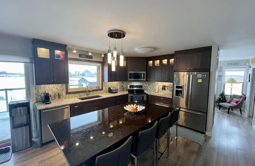 Gimli Casa | Lake Front Home with Private Beach in Gimli - Full Spa Amenities Hot Tub & Sauna