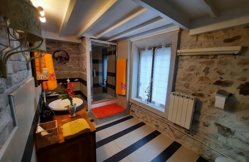 Hautevesnes Casa | Rustic country house with modern comforts