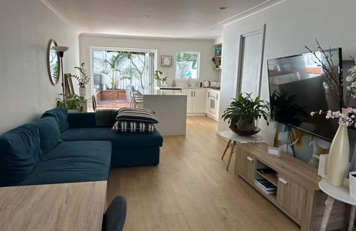 Dee Why Casa | Private Dee Why Townhouse-Relaxed Coastal Retreat with Pool/10 min walk to beach