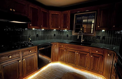 Ozark Casa | Gatsby-Inspired Victorian Farmhouse - Farm feel only 5min from city amenities