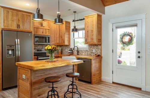 Grottoes Casa | Luxury Stay/ 2-Suite Retreat with King Beds/Near JMU, Shenandoah & Wineries