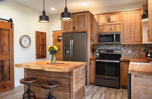 Grottoes Casa | Luxury Stay/ 2-Suite Retreat with King Beds/Near JMU, Shenandoah & Wineries