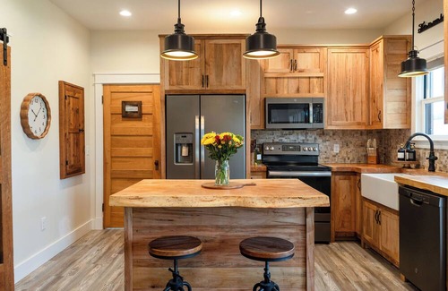 Grottoes Casa | Luxury Stay/ 2-Suite Retreat with King Beds/Near JMU, Shenandoah & Wineries
