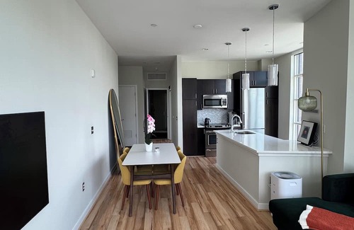 Cardozo Apartamento | Sunny U Street + Balcony & Views