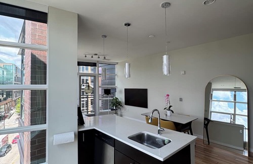 Cardozo Apartamento | Sunny U Street + Balcony & Views