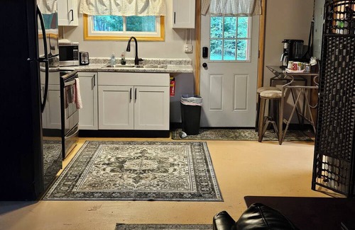 Au Gres Cabina | Rustic-Chic 2 bdr Pet Friendly Log Cabin, Steps to Lake Huron