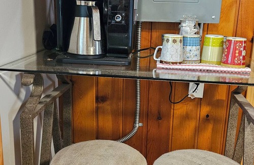 Au Gres Cabina | Rustic-Chic 2 bdr Pet Friendly Log Cabin, Steps to Lake Huron