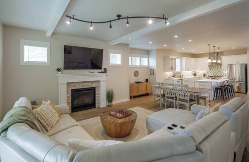 West Eugene Apartamento | The PNW Premiere: Close to UO and Autzen stadium