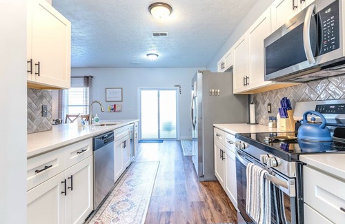 Phenix City Casa | Spacious 4-bedroom house close to Ft Moore/Ft Benning, in Phenix City with AC