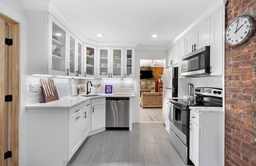 Lakeville Casa | Lakeville Lodge with Private Pool – Walkable to Lake, Restaurants, & Salisbury!