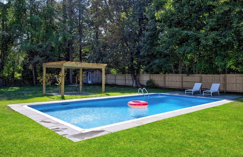 Lakeville Casa | Lakeville Lodge with Private Pool – Walkable to Lake, Restaurants, & Salisbury!