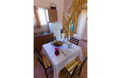 Paralio Astros Apartamento | Apartment 'Maisonette with Private Patio 4' with Mountain View, Wi-Fi and Air Conditioning