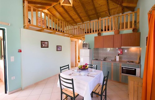Paralio Astros Apartamento | Apartment 'Maisonette with Private Patio 4' with Mountain View, Wi-Fi and Air Conditioning