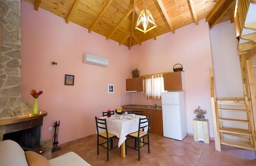 Paralio Astros Apartamento | Apartment 'Maisonette with Private Patio 4' with Mountain View, Wi-Fi and Air Conditioning