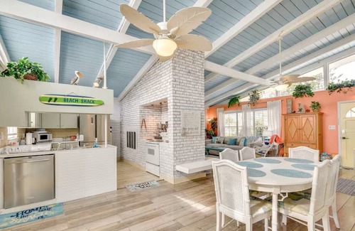 Aqua Vista Circles Cabaña | Retro Ormond Beach Home w/Pool 3BR-Walk to Ocean!